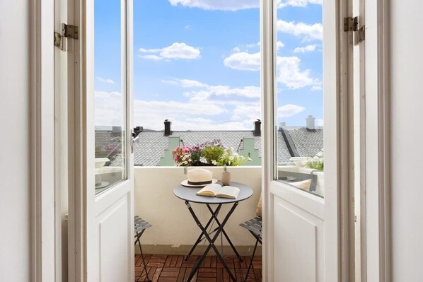 Step outside to a serene reading nook with a view of the surrounding neighborhood.