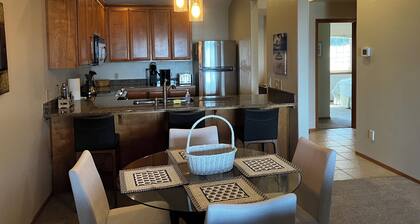 Charming 2-bedroom condo with WiFi in lovely Gold Beach