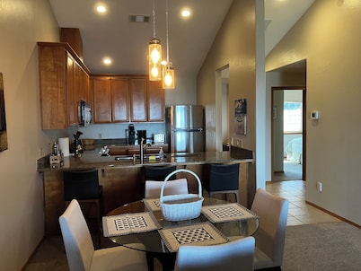 Charming 2-bedroom condo with WiFi in lovely Gold Beach