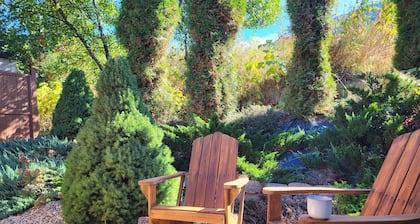 Backyard Guesthouse near Nelson w/ Hot Tub