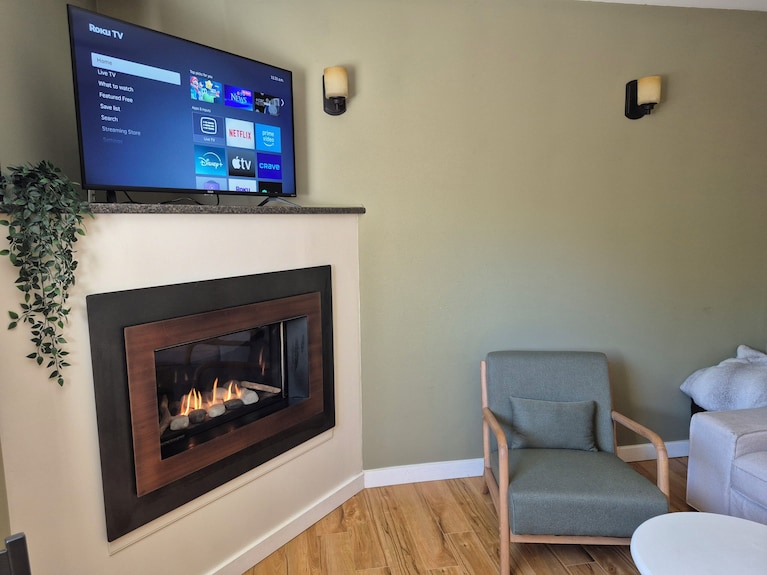 Backyard Guesthouse Near Nelson W/ Hot Tub - British Columbia