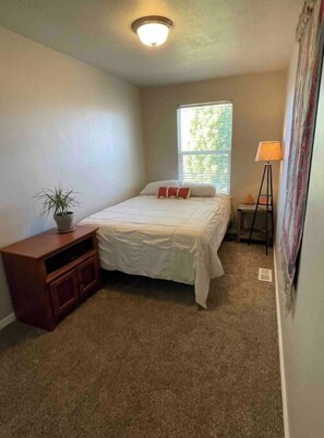 2 bedrooms, iron/ironing board, free WiFi, bed sheets - Clean, quiet, centrally located home (Salt Lake City)