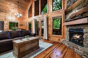 Smart TV, fireplace, video games - Peaceful private, King Bed, hot tub, arcade, minutes to attractions and parkway (Sevierville)