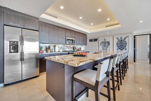 Kjøleskap, mikrobølgeovn, ovn og kokeplater