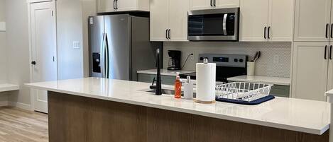 Micro-ondes, four, plaque de cuisson, lave-vaisselle