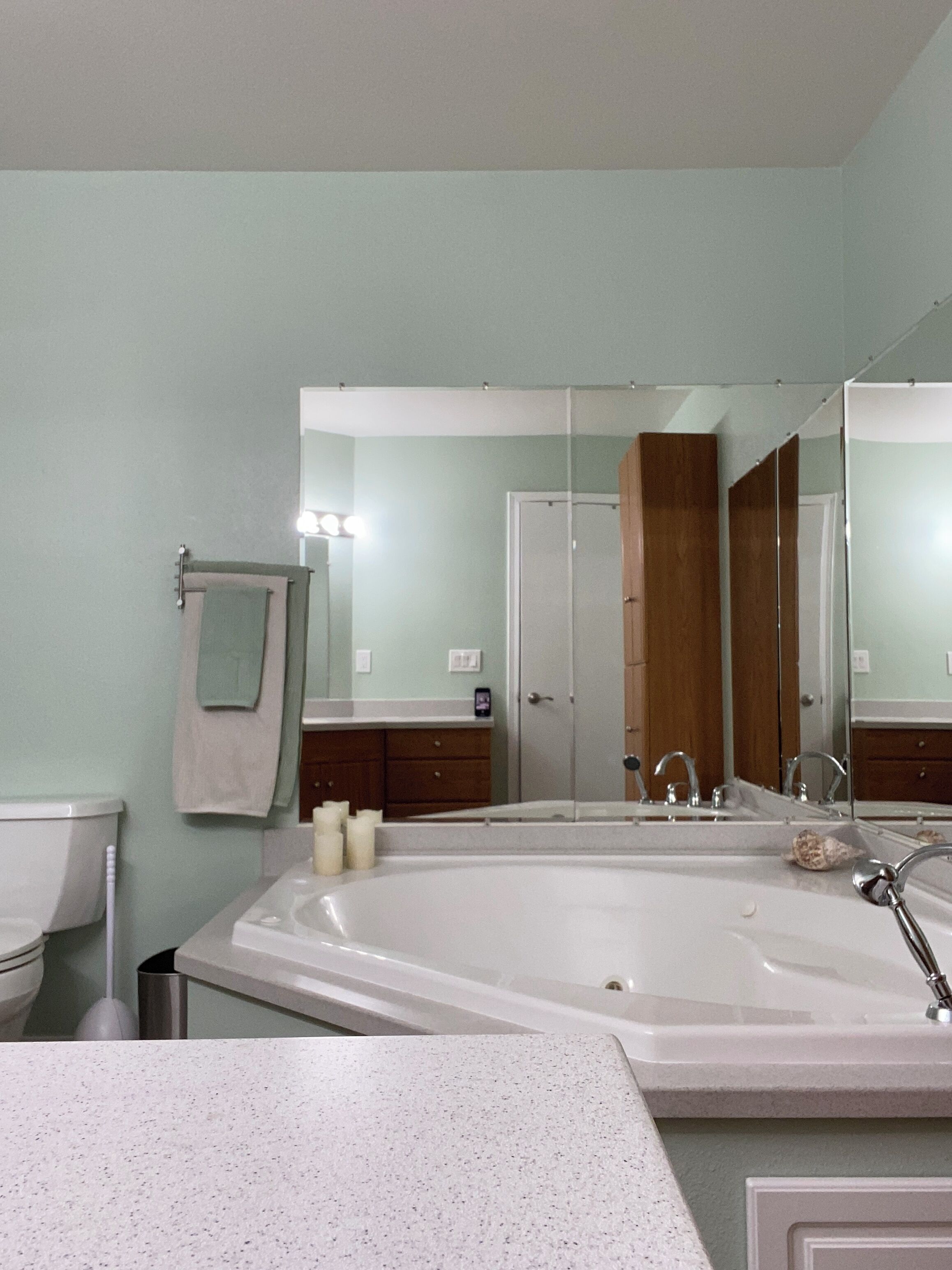 تجهيزات دش، حوض استحمام بنظام ضخ المياه، مجففات شعر، مناشف