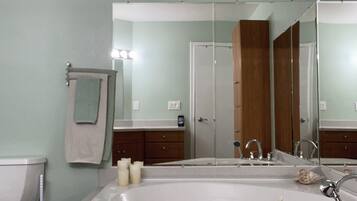 تجهيزات دش، حوض استحمام بنظام ضخ المياه، مجففات شعر، مناشف