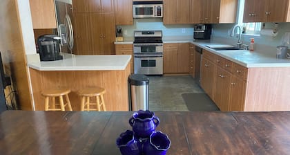 Emerald Isle Getaway - Tremendous 3-bedroom house with WiFi in Kodiak