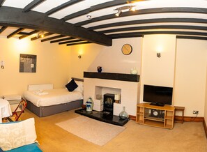 Suite, baño en la habitación | Ropa de cama de alta calidad, wifi gratis y ropa de cama