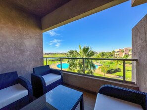 Property grounds - Elegant Family Apartment with Golf, Pool, & Lake View in the Heart of Marrakech (Marrakech)
