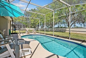 Indoor pool, a heated pool - The Minnion's Palace Villa (Kissimmee)