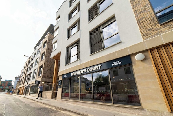 A modern building with a storefront labeled "BREWER'S COURT ROOST". - For Students Only Brewer's Court in Edinburgh (Edinburgh)