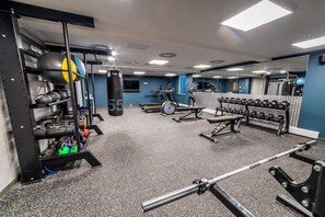 A gym with weightlifting equipment, treadmills, and dumbbells. - For Students Only Brewer's Court in Edinburgh (Edinburgh)