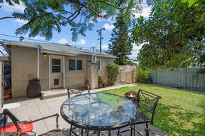 Outdoor dining - Charming 2 bedroom San Diego home-Close to Downtown/Balboa Park/SeaWorld/Beaches (San Diego)