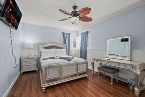 Iron/ironing board, travel crib, WiFi, bed sheets - Charming 2 bedroom San Diego home-Close to Downtown/Balboa Park/SeaWorld/Beaches (San Diego)