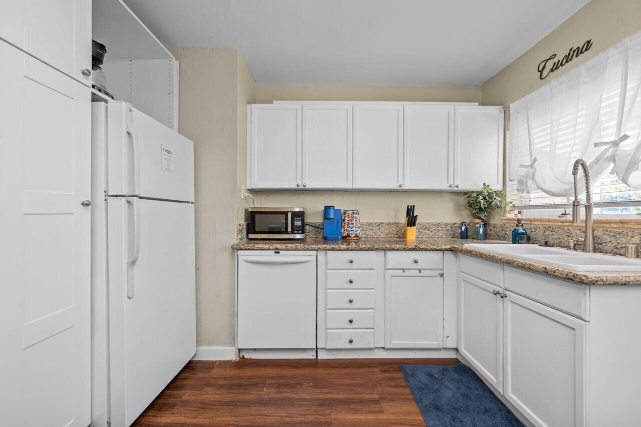 Fridge, microwave, stovetop, dishwasher