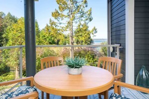 Outdoor dining - Serenity on the Bay - 1BDRM - Full Kitchen (Nanoose Bay)