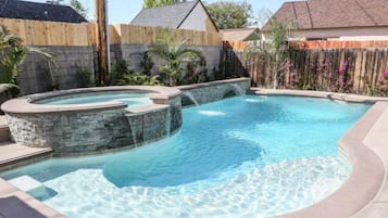 Kolam renang outdoor dan sebuah kolam renang air hangat