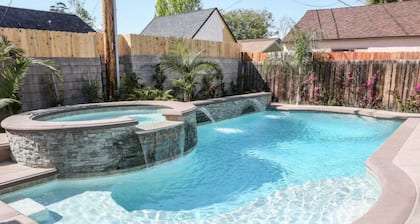 Designer decorated 6 bedroom pool house