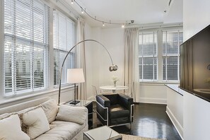 Smart TV - NEW LISTING~New Orleans Executive Rentals~Modern, Elegant in Prime Location  (New Orleans)
