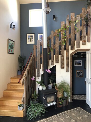 Charming 2-bedroom farmhouse style w/ loft—sleeps 7 easily— in Carbondale