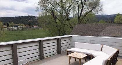 Charming 2-bedroom farmhouse style w/ loft—sleeps 7 easily— in Carbondale