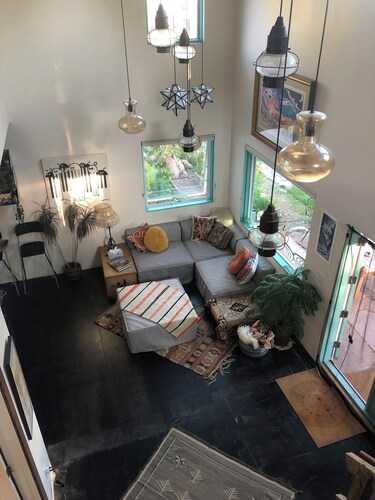 Charming 2-bedroom farmhouse style w/ loft—sleeps 7 easily— in Carbondale