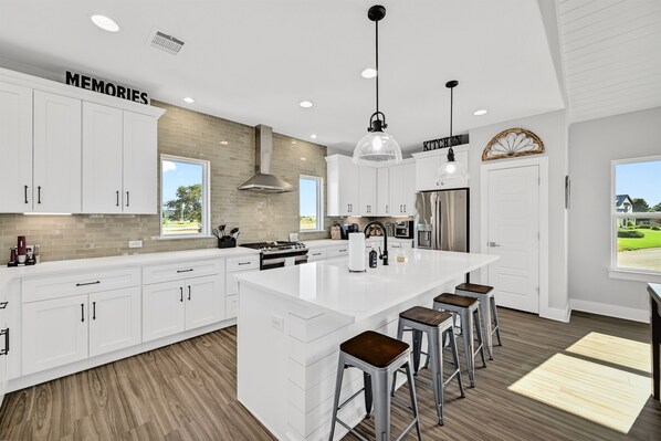 Jääkaappi, mikroaaltouuni, uuni, liesi