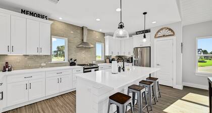 Lakeview - Boat Lift + Pool + Golf + Pickleball