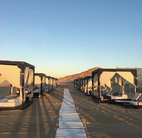 Chaises longues, serviettes de plage