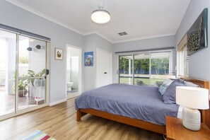 2 bedrooms, iron/ironing board, travel cot, free WiFi