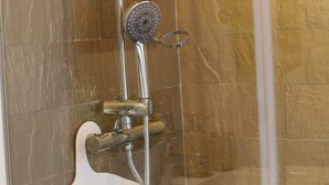 A shower with a handheld showerhead and a handheld basin. - Lizandro´s  Pé  n' Areia (Mafra)