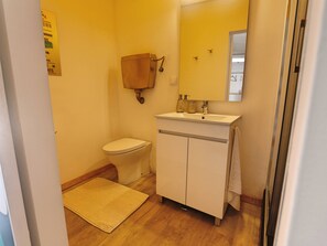 Douche, sèche-cheveux, serviettes fournies, papier toilette