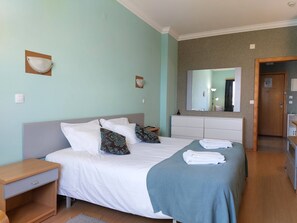 1 bedroom, iron/ironing board, Internet, bed sheets - Ericeira  Beach  Tour (Mafra)