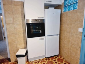 Coffee/tea maker, microwave, oven, stovetop