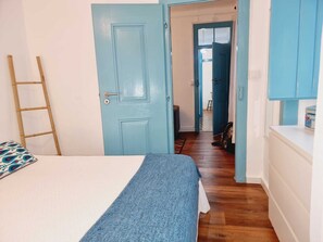 2 habitaciones, tabla de planchar con plancha, internet y ropa de cama