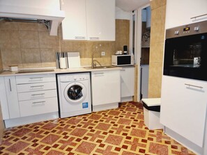 Coffee/tea maker, microwave, oven, stovetop