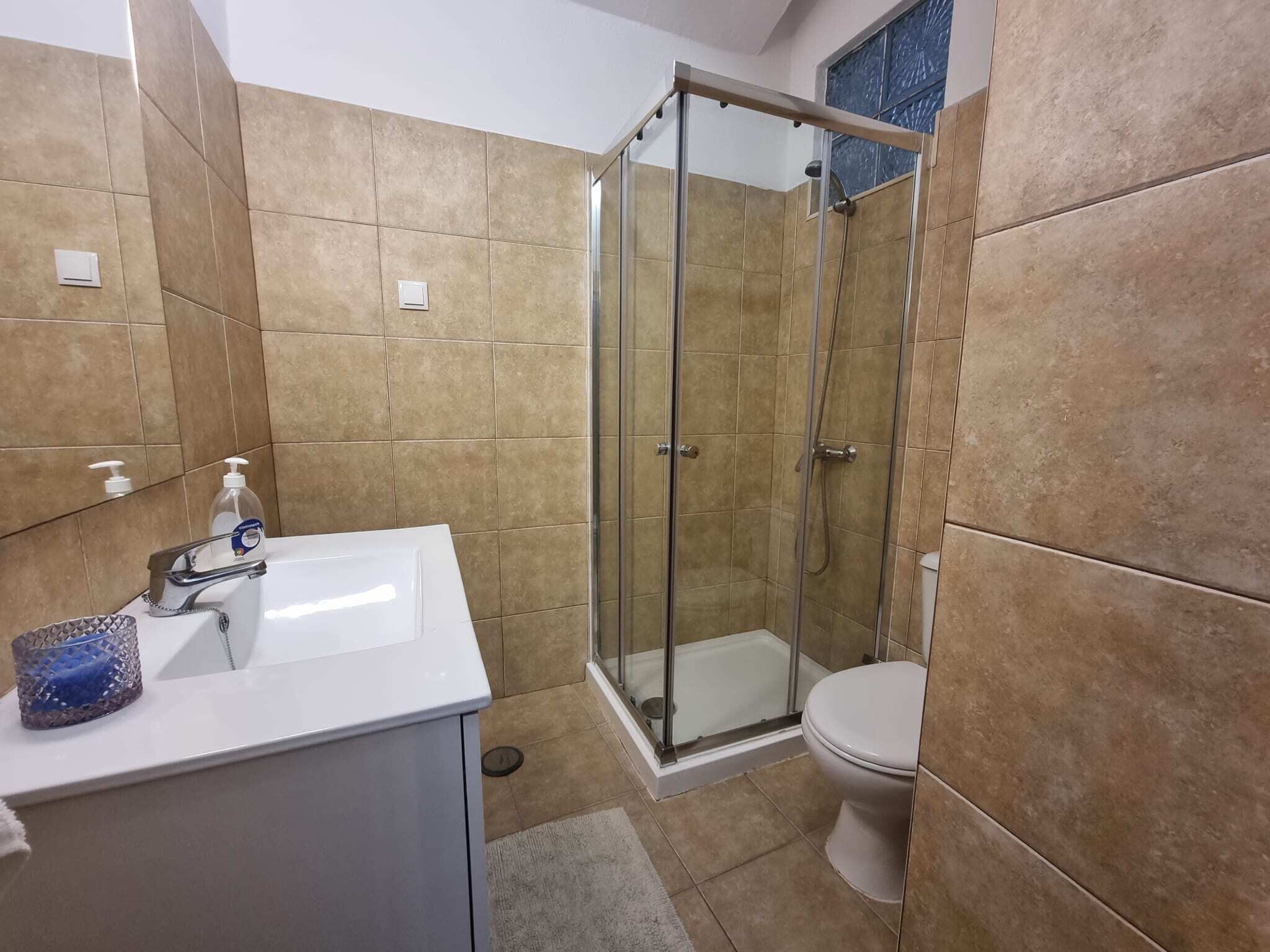 Douche, sèche-cheveux, serviettes fournies, papier toilette