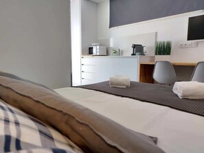 Desk, iron/ironing board, WiFi, bed sheets