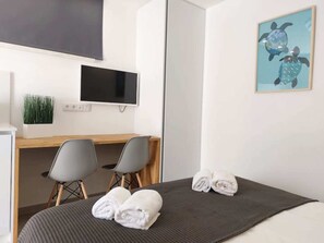 1 chambre, bureau, fer et planche à repasser, accès à Internet