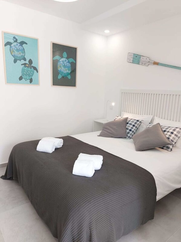 Desk, iron/ironing board, WiFi, bed sheets