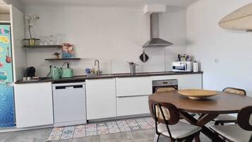 Wasserkocher mit Kaffee-/Teezubehör, Kühlschrank, Mikrowelle, Ofen