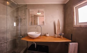 Shower, hair dryer, towels, toilet paper - Ocean  Front Terrace (Mafra)