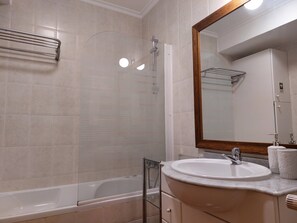 Sèche-cheveux, bidet, serviettes fournies, papier toilette