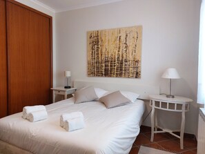 1 chambre, fer et planche à repasser, draps fournis