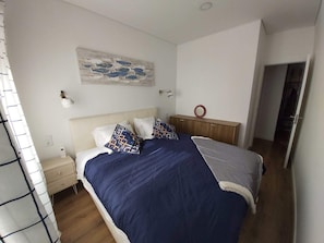 2 bedrooms, iron/ironing board, Internet, bed sheets
