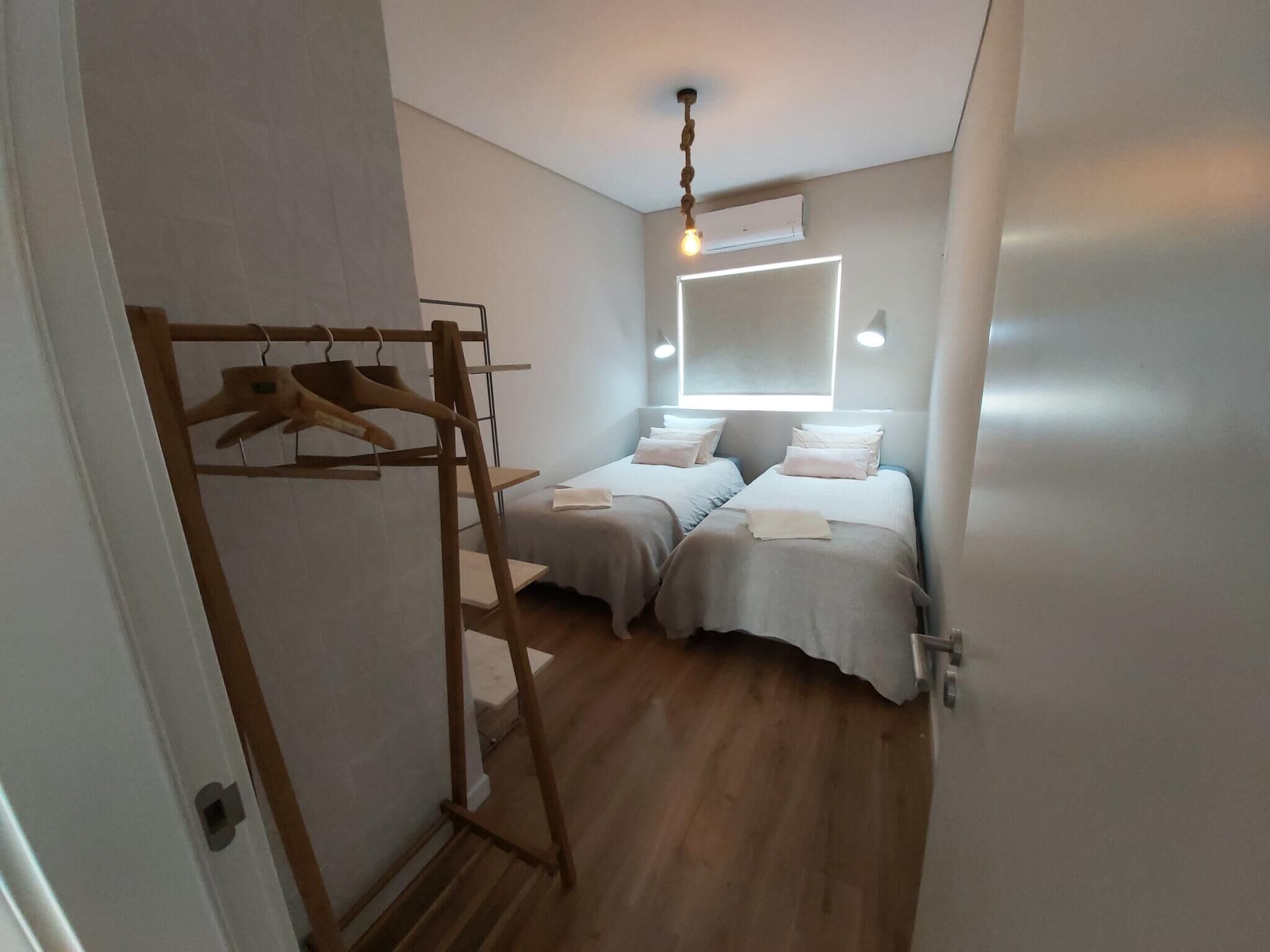 2 habitaciones, tabla de planchar con plancha, internet y ropa de cama 