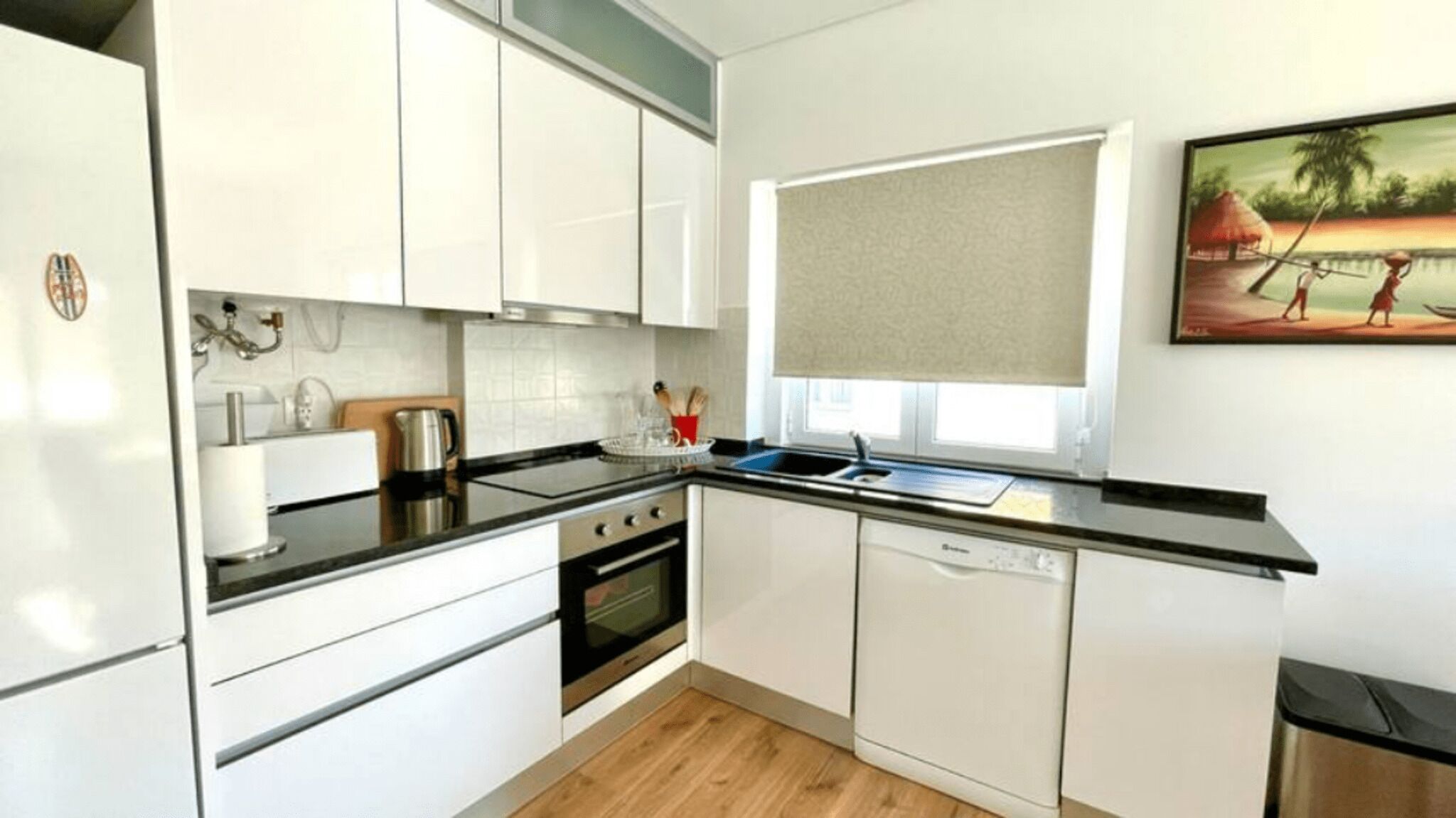 Cafetera/tetera, refrigerador, horno, placa de cocina