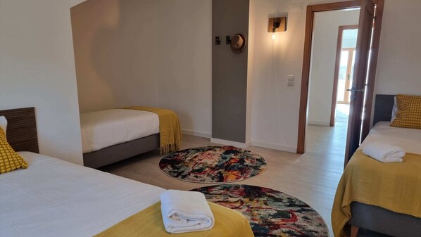 3 habitaciones, tabla de planchar con plancha, internet y ropa de cama 