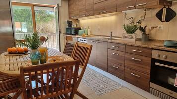 Coffee/tea maker, fridge, microwave, oven